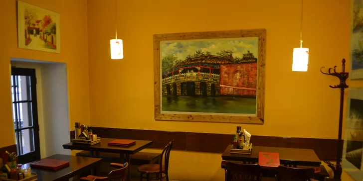 Výběr ze závitků a tradičních jídel ve vietnamské restauraci u náplavky