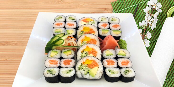 Sushi sety s 24–72 ks, varianty s miso polévkou, wakame salátem, minizávitky