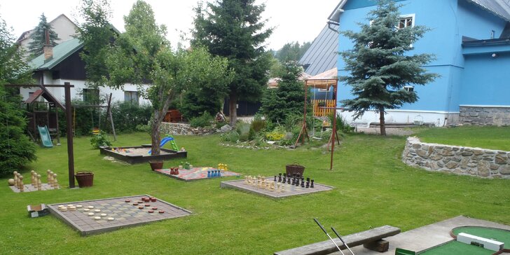 Rodinná dovolená v Krkonoších: penzion s polopenzí a zahradou plnou her