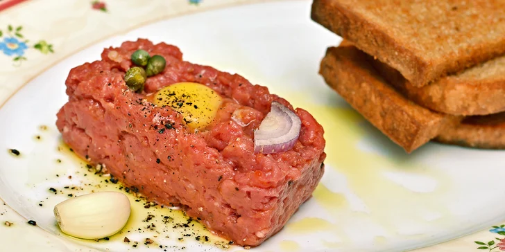3chodové menu pro dva: telecí tatarák nebo krevety, rumpsteak nebo candát