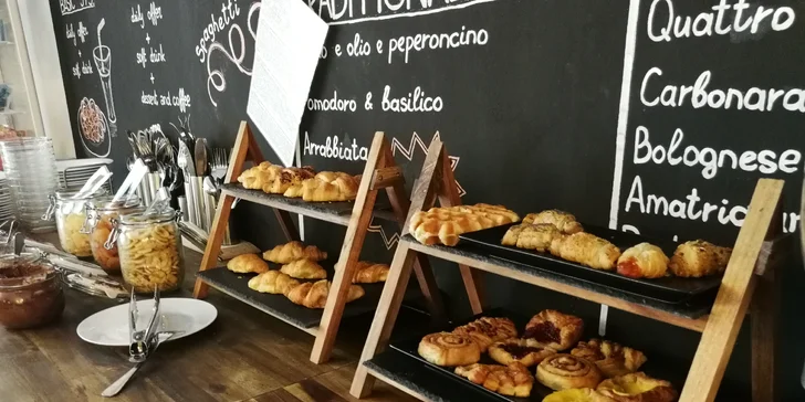 Začněte den vydatnou snídaní: all you can eat i s nápoji u Národní třídy