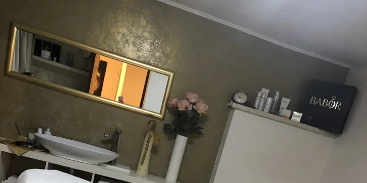 Krásná hned po probuzení: permanentní make-up obočí včetně doplnění