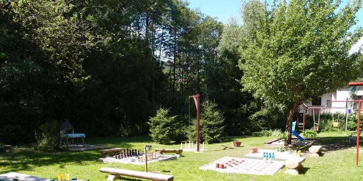 Rodinná dovolená v Krkonoších: penzion s polopenzí a zahradou plnou her