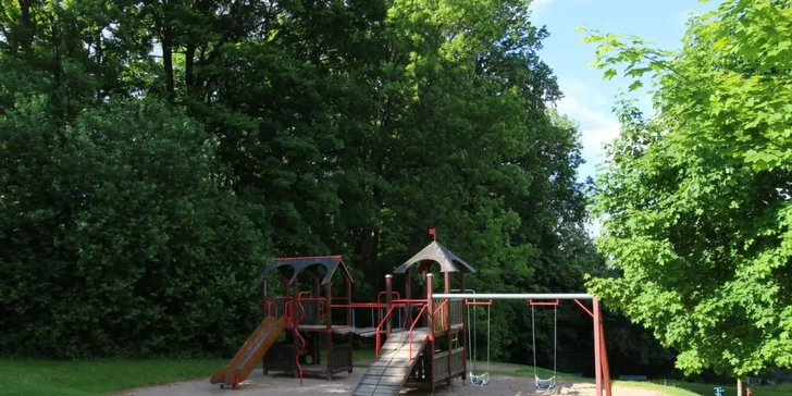 Je tu tiež trampolína a ping-pong.
