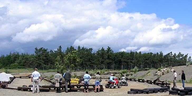 Adrenalinová jízda na čtyřkolce na ATV dráze pro malé i velké
