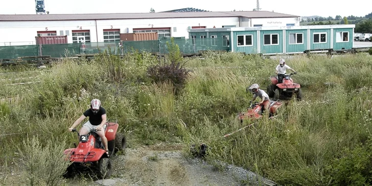 Adrenalinová jízda na čtyřkolce na ATV dráze pro malé i velké