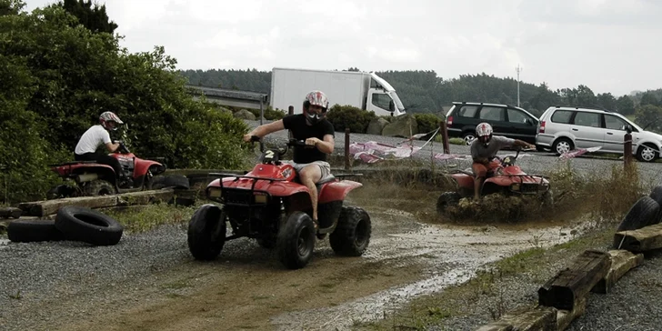 Adrenalinová jízda na čtyřkolce na ATV dráze pro dospělé