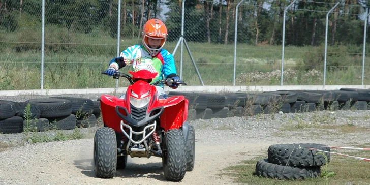 Adrenalinová jízda na čtyřkolce na ATV dráze pro malé i velké