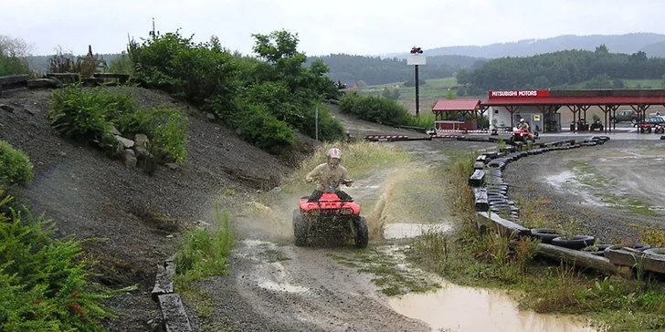 Adrenalinová jízda na čtyřkolce na ATV dráze pro dospělé