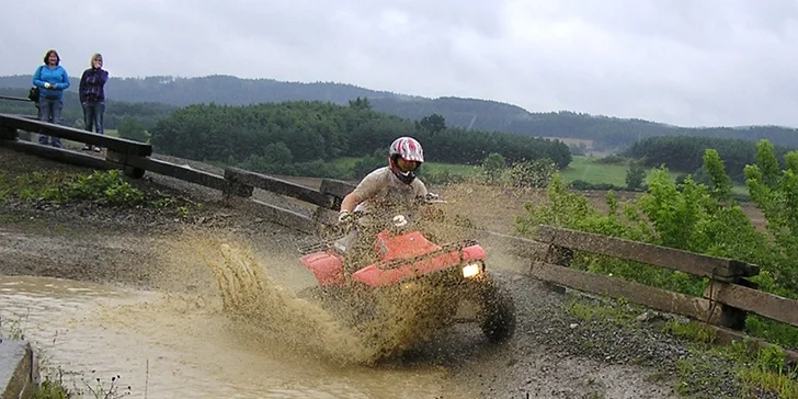 Adrenalinová jízda na čtyřkolce na ATV dráze pro malé i velké