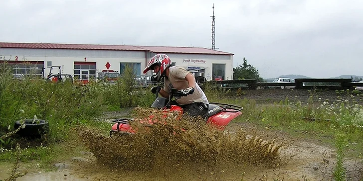 Adrenalinová jízda na čtyřkolce na ATV dráze pro malé i velké