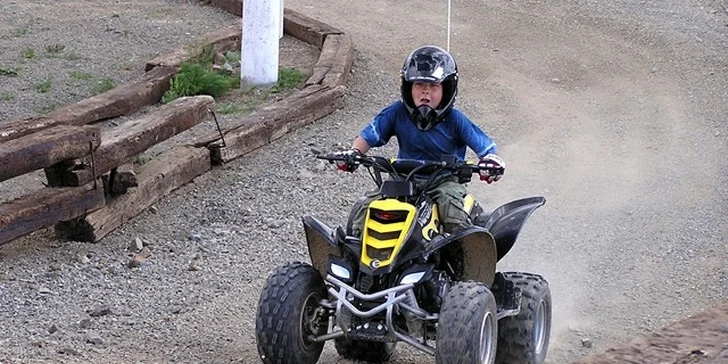 Adrenalinová jízda na čtyřkolce na ATV dráze pro malé i velké