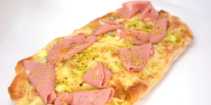 Zdravější varianta pizzy: 1 nebo 2 oválné pinsy kousek od Národní třídy