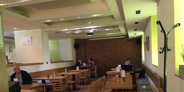 Bacon burger s vyzrálým hovězím, domácími hranolky a pivem z Poličky