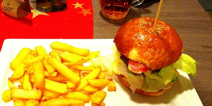 Zábava, co má koule: bowling a dva dva nebo čtyři hamburgery k tomu