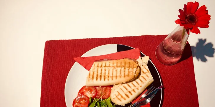 Letní svačinka se sladkou tečkou: panini, salát, muffin i domácí limonády