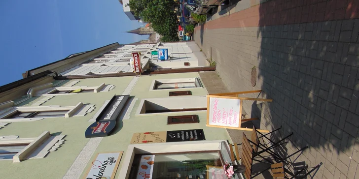 Dvě palačinky se zmrzlinou, ovocem a čerstvou šlehačkou