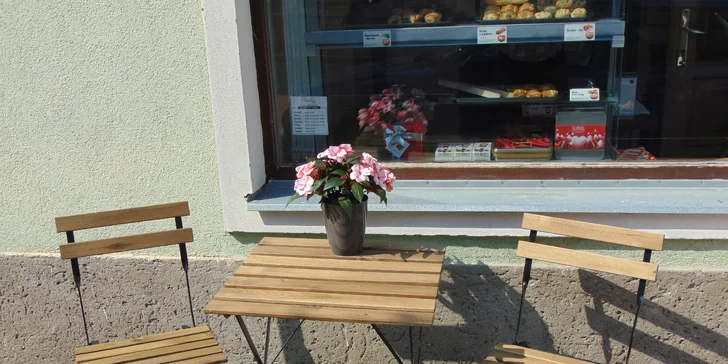 Dvě palačinky se zmrzlinou, ovocem a čerstvou šlehačkou