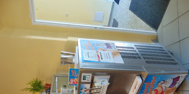 Dvě palačinky se zmrzlinou, ovocem a čerstvou šlehačkou