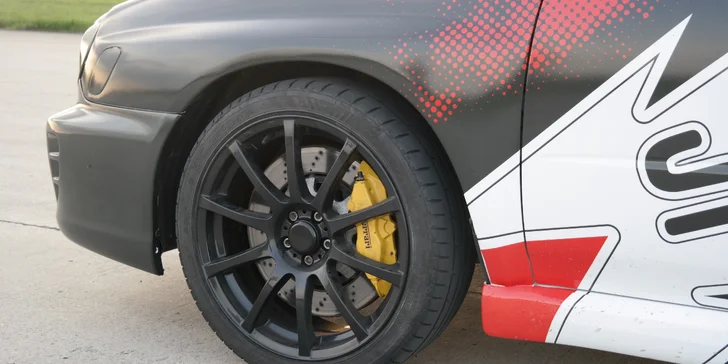 Rozjeďte to na Polygonu Brno: 6 nebo 12 kol v Mitsubishi Lancer a Subaru Impreza