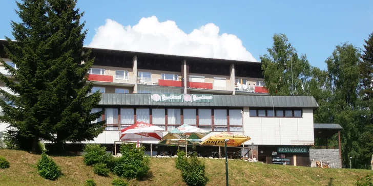 Smažený sýr s přílohou dle výběru či bramboráčky a výhled na přehradu ve Špindlu