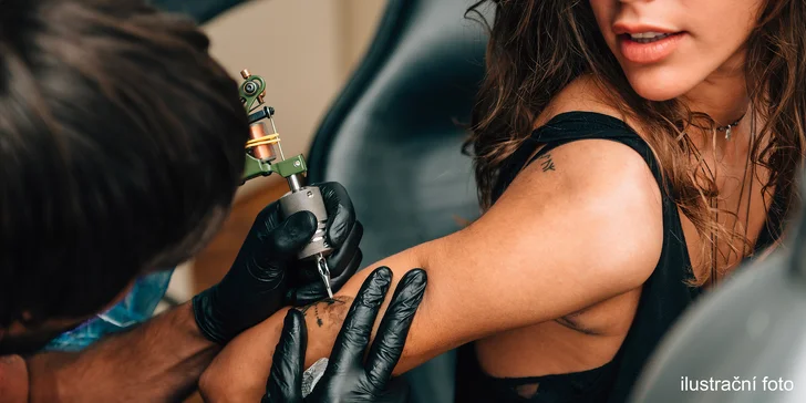 Piercing včetně šperku nebo tetování o velikosti 16 cm²