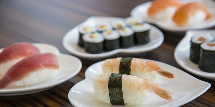 Sushi set se 33 kousky: maki, nigiri, alaska s kaviárem i krevety