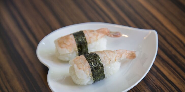 Sushi set se 33 kousky: maki, nigiri, alaska s kaviárem i krevety
