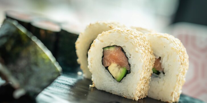 Sushi sety s 30 nebo 50 kousky: maki, nigiri, california, sashimi i krevety
