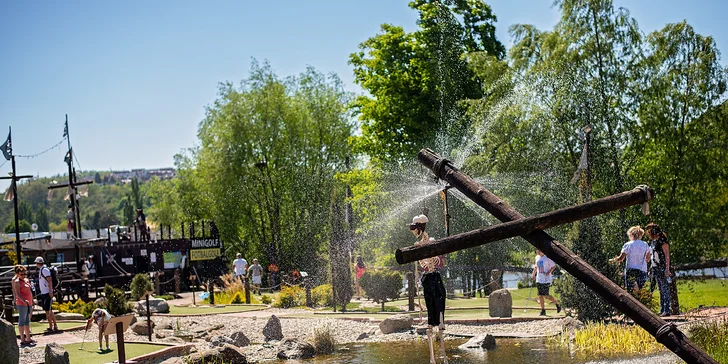 Podzimní zábava s osmnácti jamkami: minigolfové hřiště v Modřanech pro malé i velké