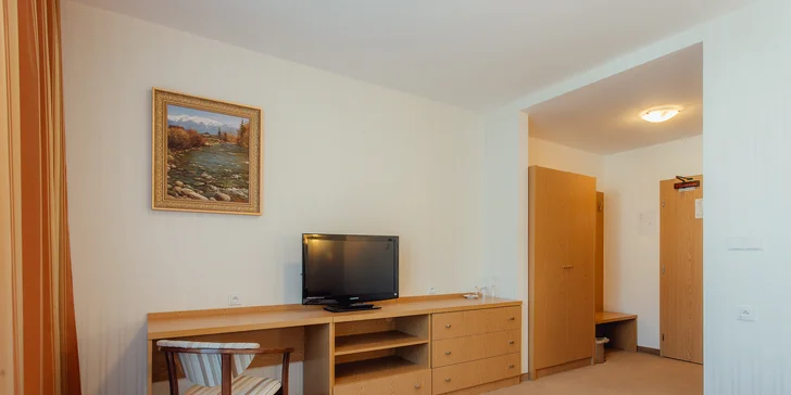 V každém pokoji je televize a připojení k Wi-Fi.