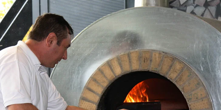 Pizza z pece na dřevo dle vlastního výběru a nealko nápoj pro 1 i pro 2