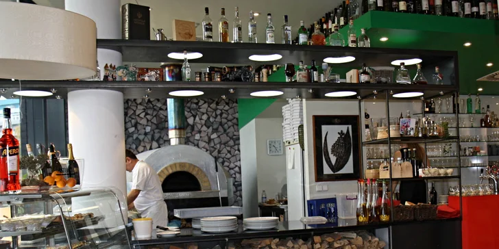 Pizza z pece na dřevo dle vlastního výběru a nealko nápoj pro 1 i pro 2