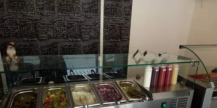 Sestavte a snězte si svůj vysněný Hot Dog: výběr z 5 druhů omáček i zeleniny