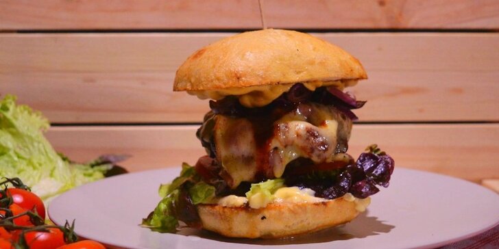 Cheeseburger, hovězí nebo Jack Daniel's burger: vyberte si 2 kousky i s sebou