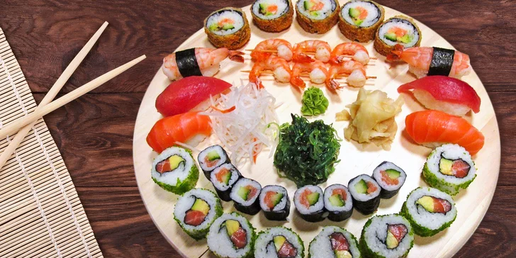 Sushi set se 33 kousky: maki, nigiri, alaska s kaviárem i krevety
