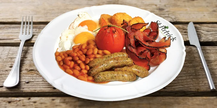 Začněte den irskou snídaní: slanina, párek, volské oko i káva