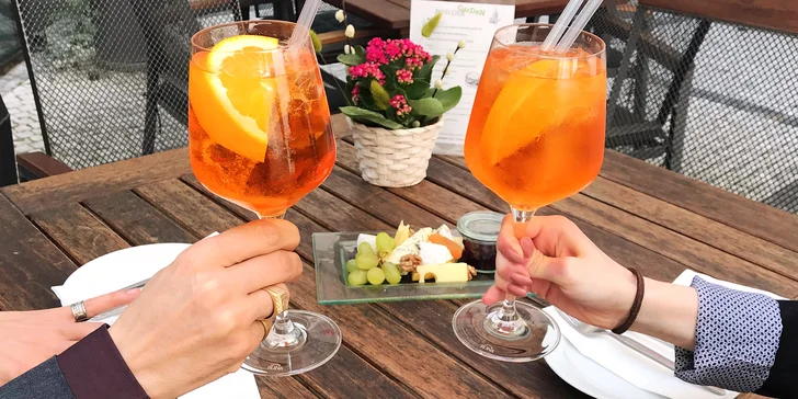 Aperol Spritz, víno nebo domácí limonáda a k tomu tapas nebo sýry