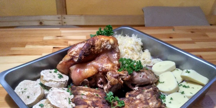 Pekáč plný masa pro 2-3 osoby v restauraci v centru Prahy