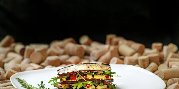 Hovězí, kuřecí nebo vege burger, hranolky a salát u náplavky až pro 4 osoby