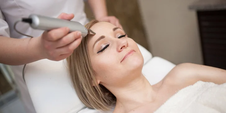 Vždy máte v ceně jednu ze tří procedur: hydromasáž, skotské střiky nebo facemapping. 