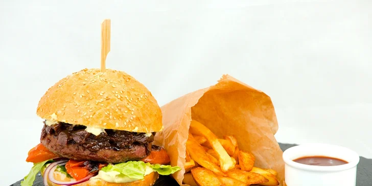 Hovězí Angus burger s cibulovým chutney a farmářskými hranolky pro 1, 2 i 4