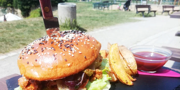 Burger s konfitovanou vepřovou krkovicí na Ladronce: pro 1 nebo 2 osoby