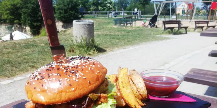 Burger s konfitovanou vepřovou krkovicí na Ladronce: pro 1 nebo 2 osoby