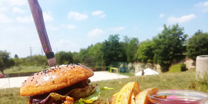 Burger s konfitovanou vepřovou krkovicí na Ladronce: pro 1 nebo 2 osoby