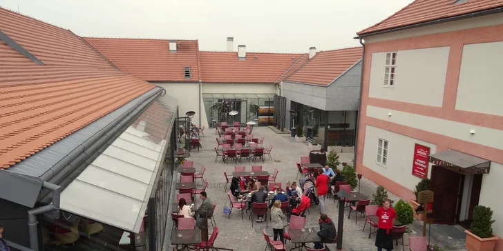 Burger s konfitovanou vepřovou krkovicí na Ladronce: pro 1 nebo 2 osoby