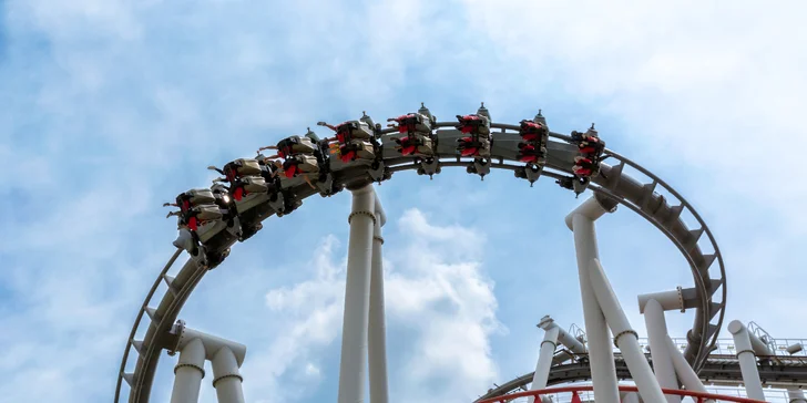 Pokud se rozhodnete pro Gardaland, můžete vyzkoušet horskou dráhu, kde budete během jízdy celou dobu hlavou dolů. 