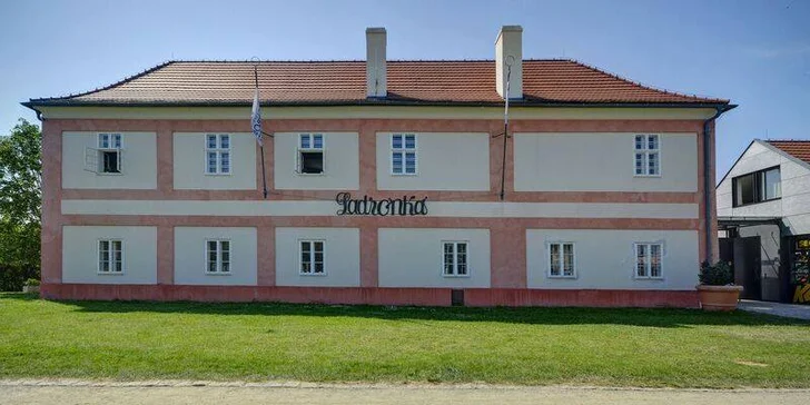 Burger s konfitovanou vepřovou krkovicí na Ladronce: pro 1 nebo 2 osoby