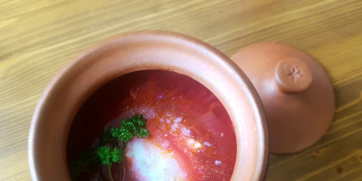 Rusko-ukrajinské menu: boršč, pelmeně a palačinky + jahodová limonáda