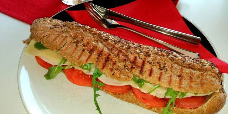 Letní svačinka se sladkou tečkou: panini, salát, muffin i domácí limonády